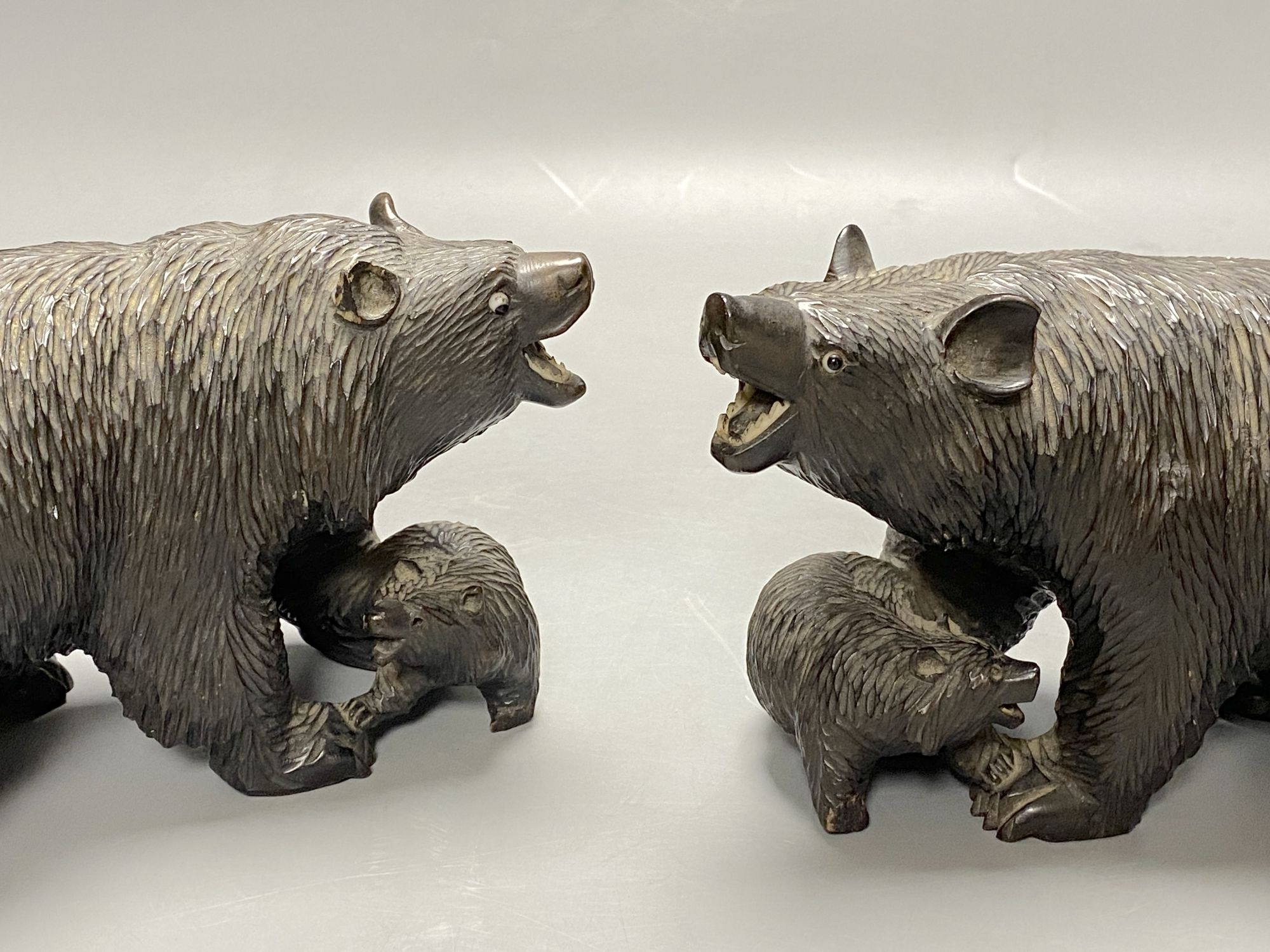 A pair of Black Forest bear groups, length 18cm